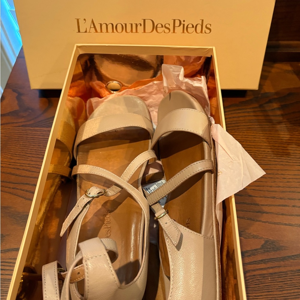 L'Amour Cream Sandals Chic Comfort Design